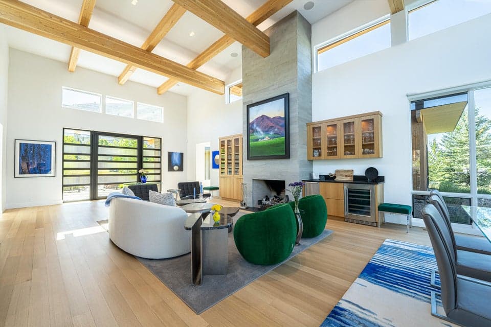 30 Covey Run Dr — Large open living room with high ceilings