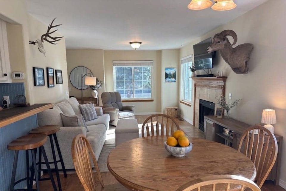 3231 Woodside Blvd — Dining & Living room