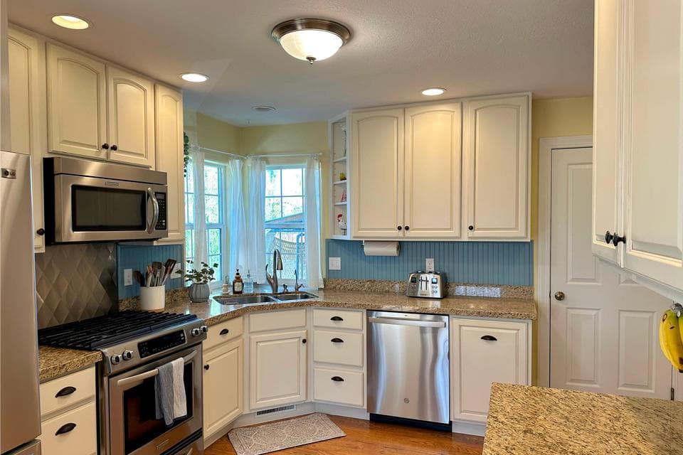 3231 Woodside Blvd — Kitchen 1