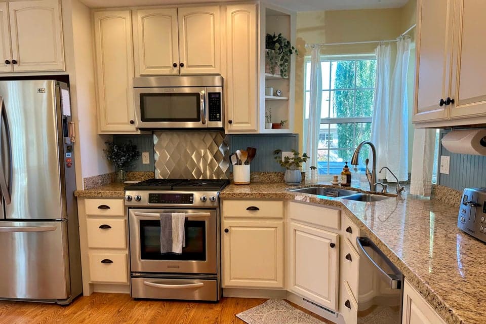 3231 Woodside Blvd — Kitchen 2