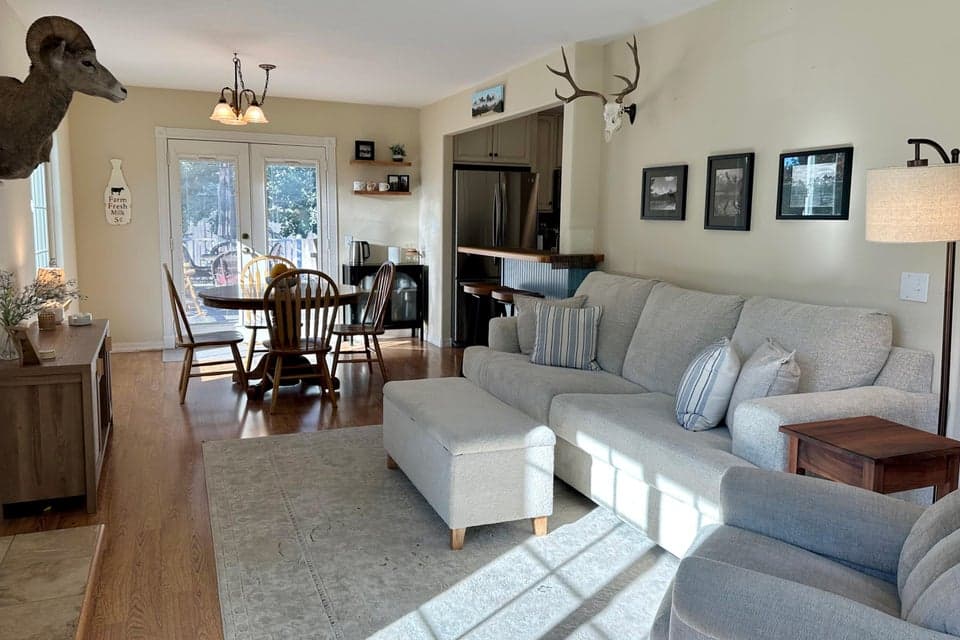 3231 Woodside Blvd — Living Room