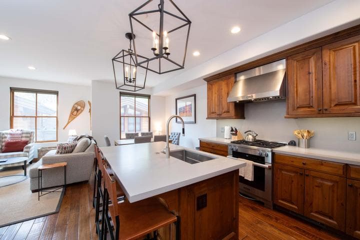 409 S Main St 4C